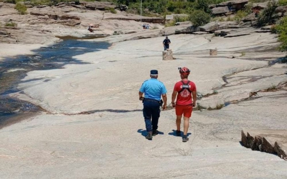 Un turista murió tras resbalar de una piedra y caer al río…